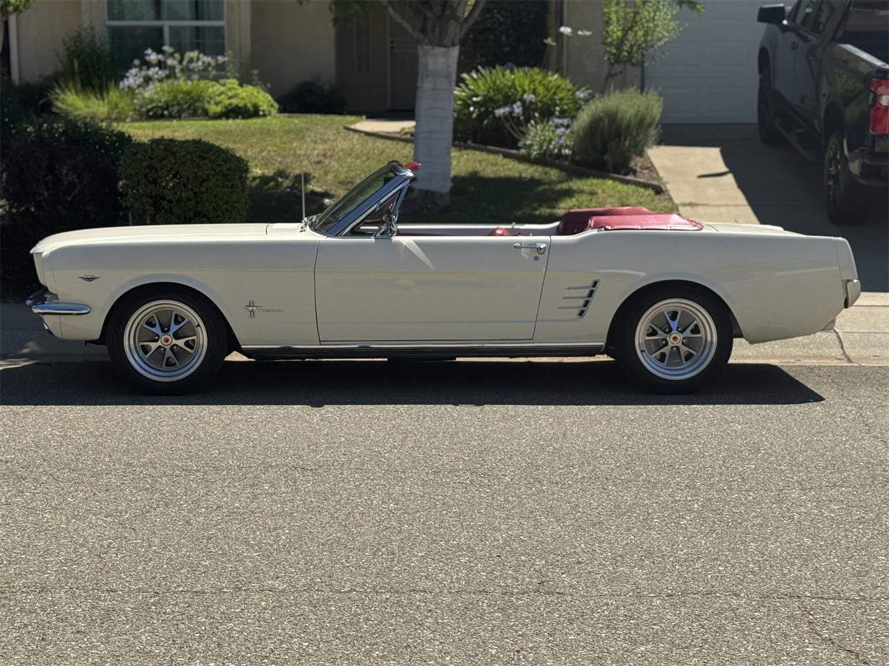 Ford-Mustang-1966-Wimbledon-White-Burgundy-24