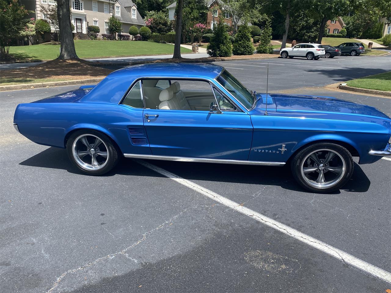 Ford-Mustang-1967-Acapulco-Blue-Super-White-3