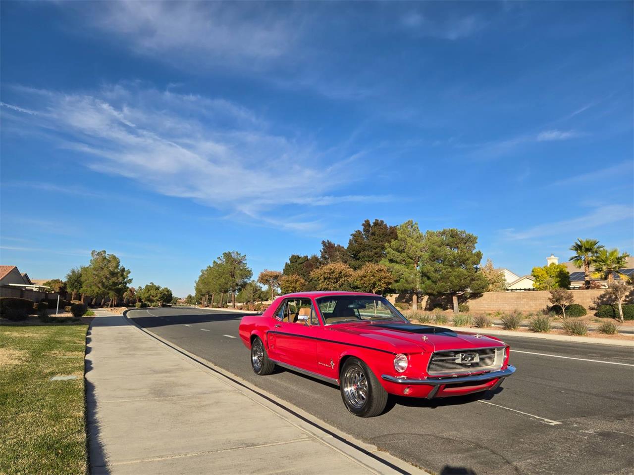 Ford-Mustang-1967-Candy-Apple-Red-Tan-10
