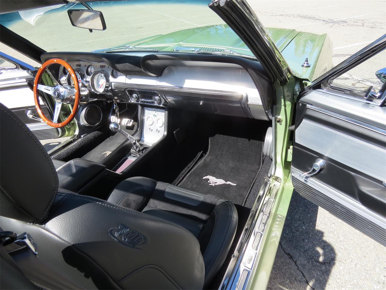 Ford-Mustang-1967-Lime-Gold-Custom-BlackCharcoal-26