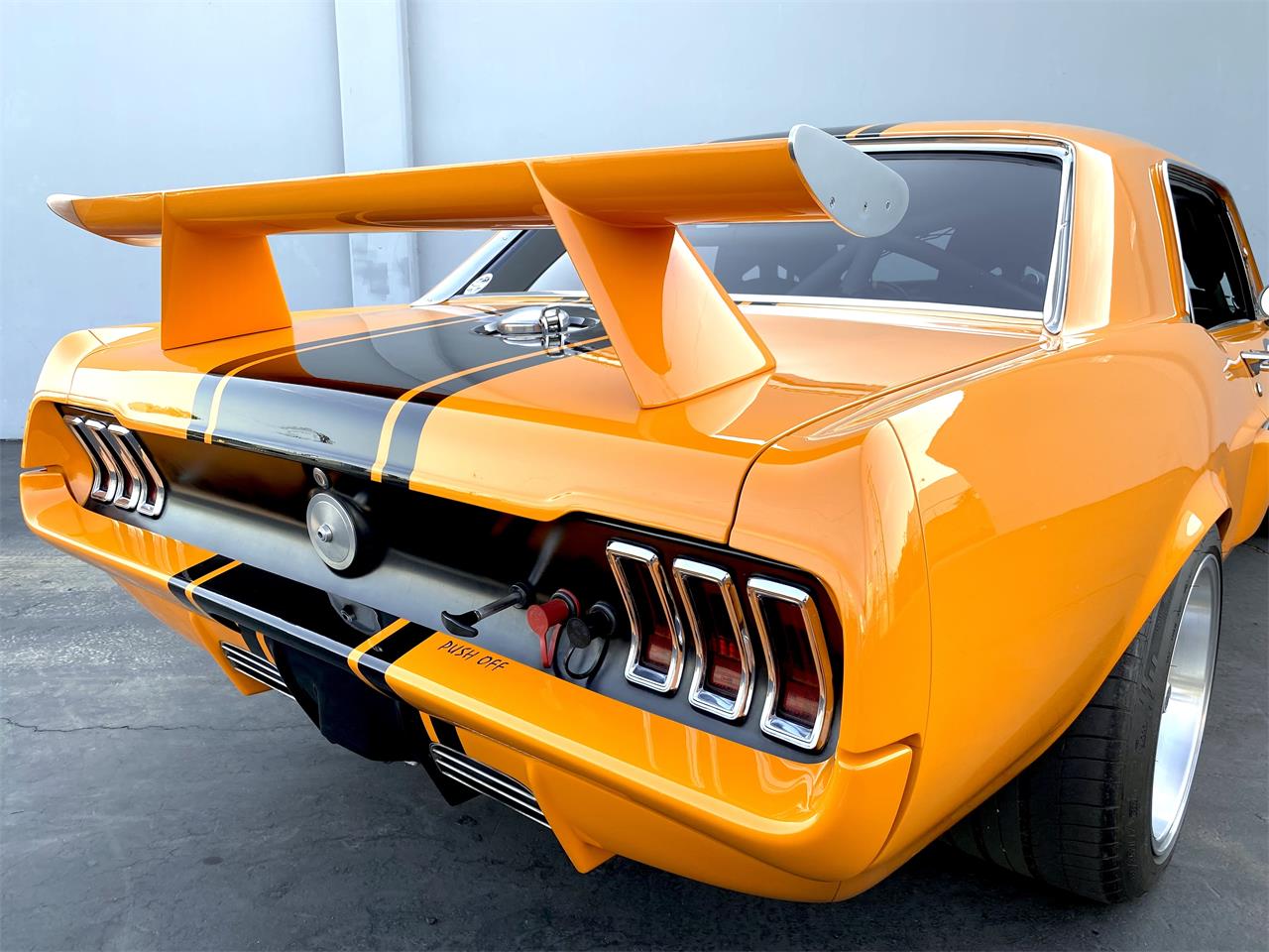 Ford-Mustang-1967-Orange-Black-32