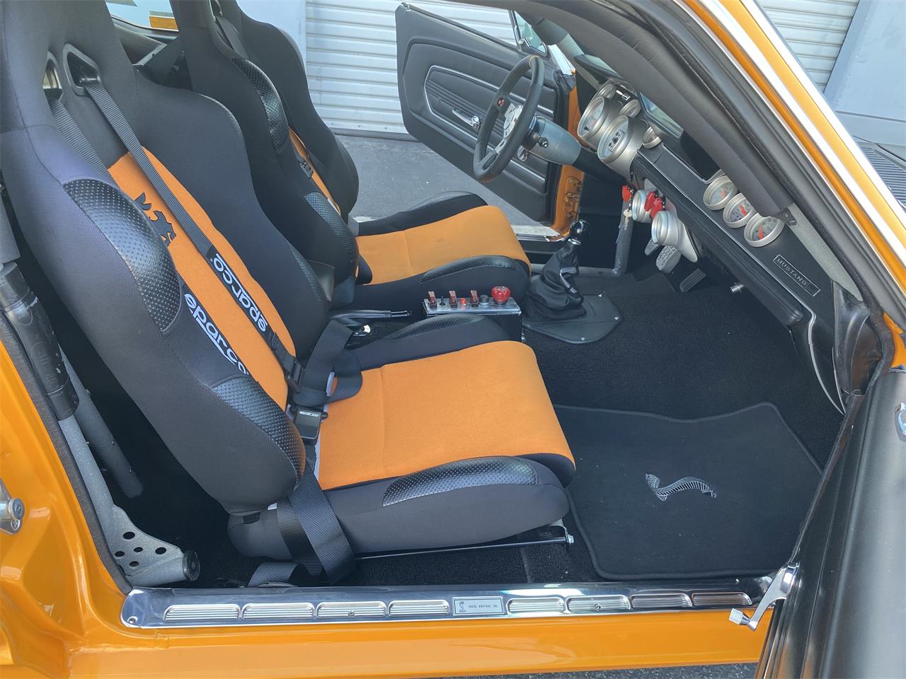 Ford-Mustang-1967-Orange-Black-41