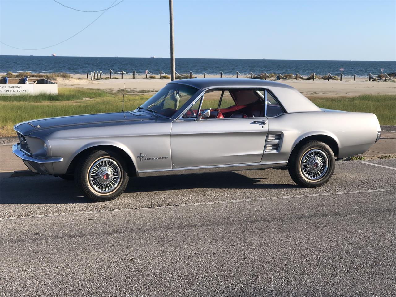 Ford-Mustang-1967-Silver-Frost-Red-4