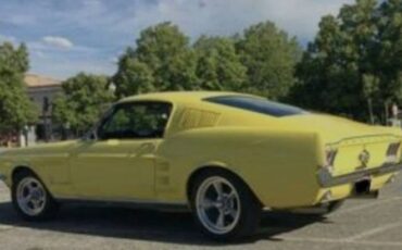 Ford-Mustang-1967-Springtime-Yellow-Black-2