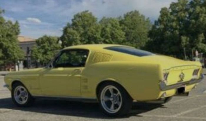 Ford-Mustang-1967-Springtime-Yellow-Black-2