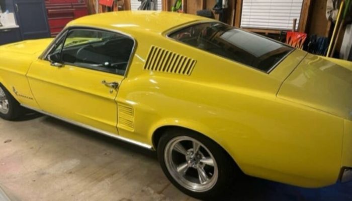 Ford-Mustang-1967-Springtime-Yellow-Black