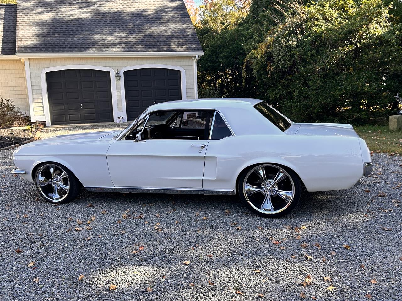Ford-Mustang-1967-White-Black-1