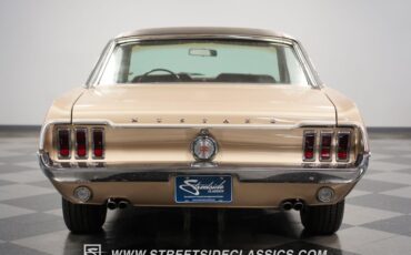 Ford-Mustang-1968-Gold-Dark-Red-22