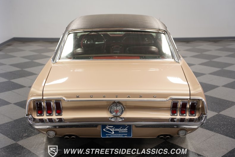 Ford-Mustang-1968-Gold-Dark-Red-23