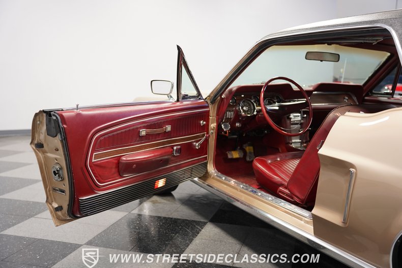 Ford-Mustang-1968-Gold-Dark-Red-33