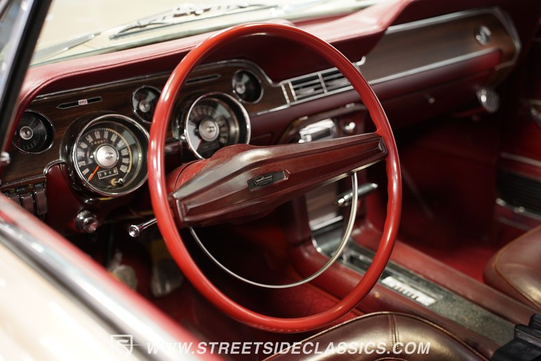 Ford-Mustang-1968-Gold-Dark-Red-35