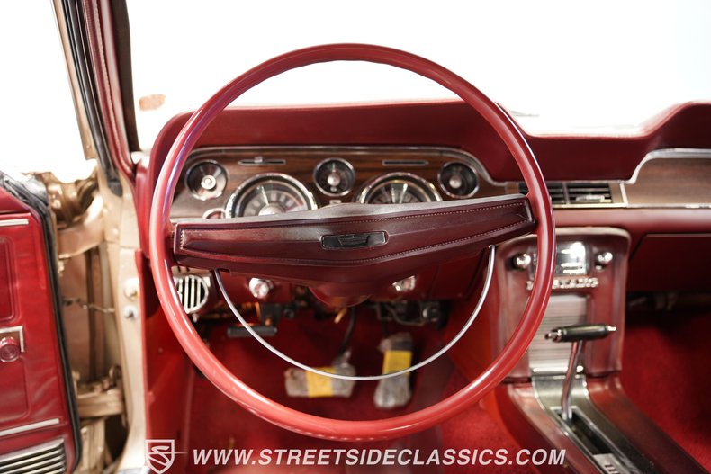 Ford-Mustang-1968-Gold-Dark-Red-36