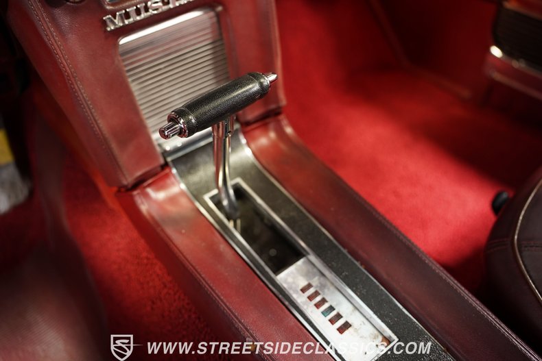 Ford-Mustang-1968-Gold-Dark-Red-40