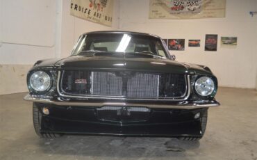 Ford-Mustang-1968-METALIC-GREEN-BLACKRED-STICHING-1