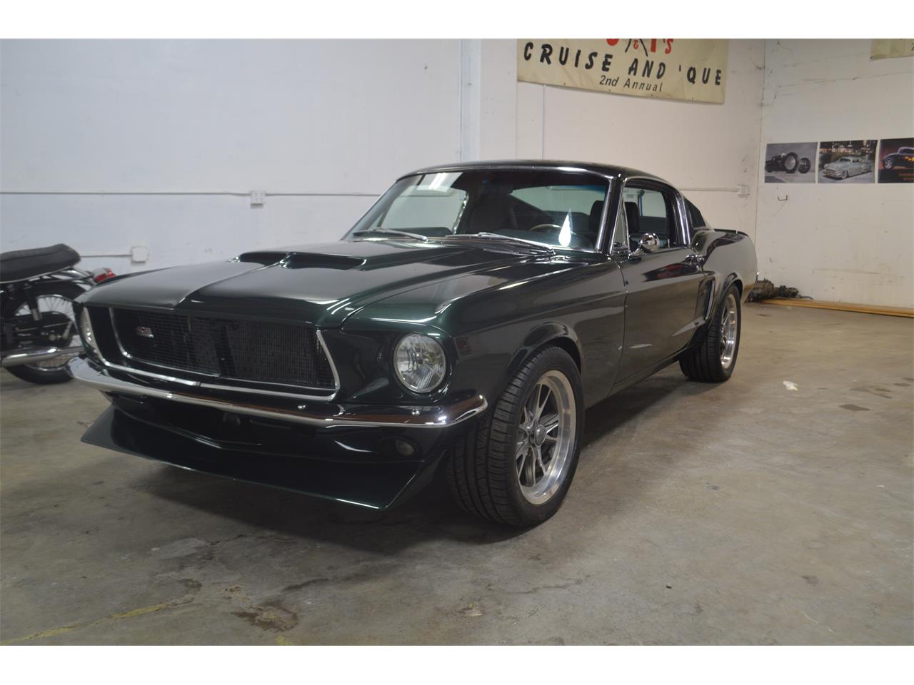 Ford-Mustang-1968-METALIC-GREEN-BLACKRED-STICHING-12