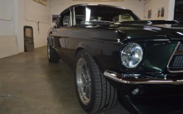 Ford-Mustang-1968-METALIC-GREEN-BLACKRED-STICHING-2