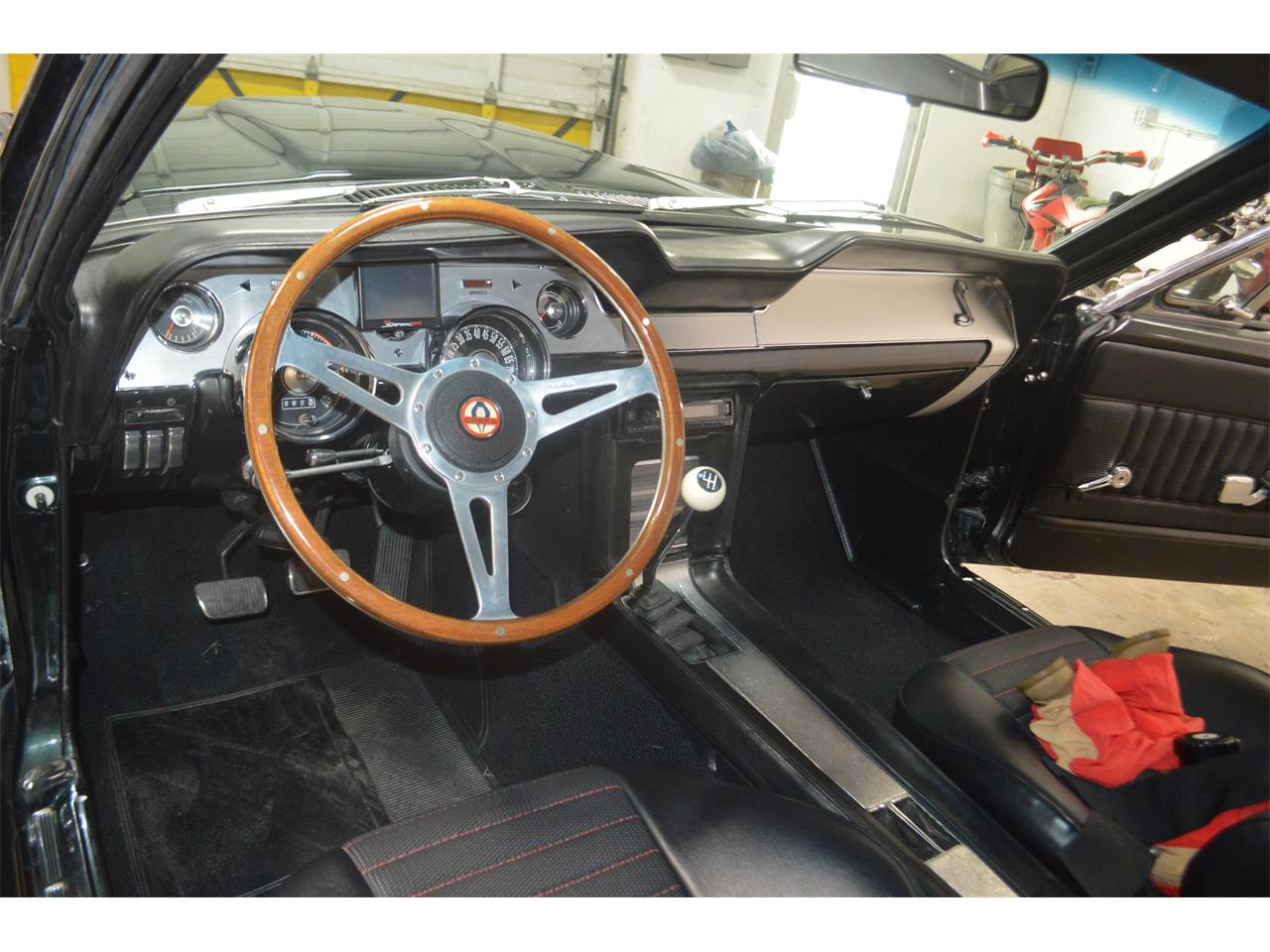 Ford-Mustang-1968-METALIC-GREEN-BLACKRED-STICHING-23