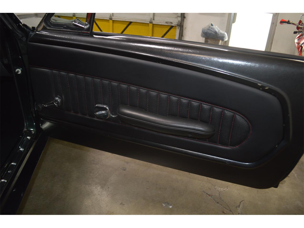 Ford-Mustang-1968-METALIC-GREEN-BLACKRED-STICHING-24