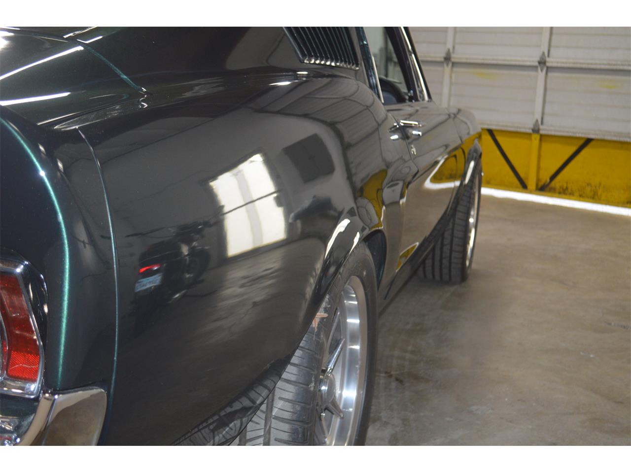 Ford-Mustang-1968-METALIC-GREEN-BLACKRED-STICHING-25