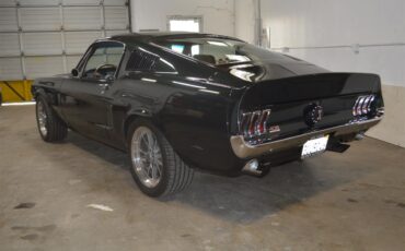 Ford-Mustang-1968-METALIC-GREEN-BLACKRED-STICHING-27