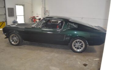Ford-Mustang-1968-METALIC-GREEN-BLACKRED-STICHING-29