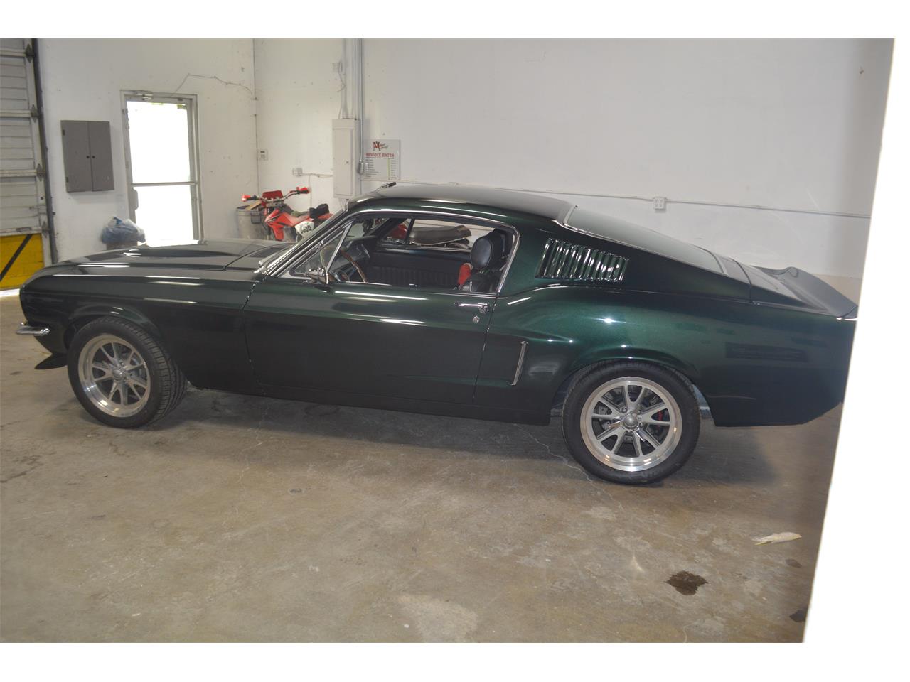 Ford-Mustang-1968-METALIC-GREEN-BLACKRED-STICHING-29