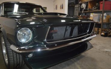 Ford-Mustang-1968-METALIC-GREEN-BLACKRED-STICHING-3