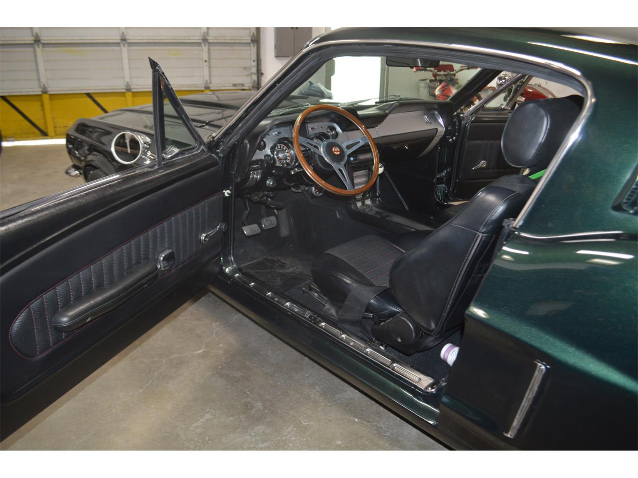 Ford-Mustang-1968-METALIC-GREEN-BLACKRED-STICHING-31