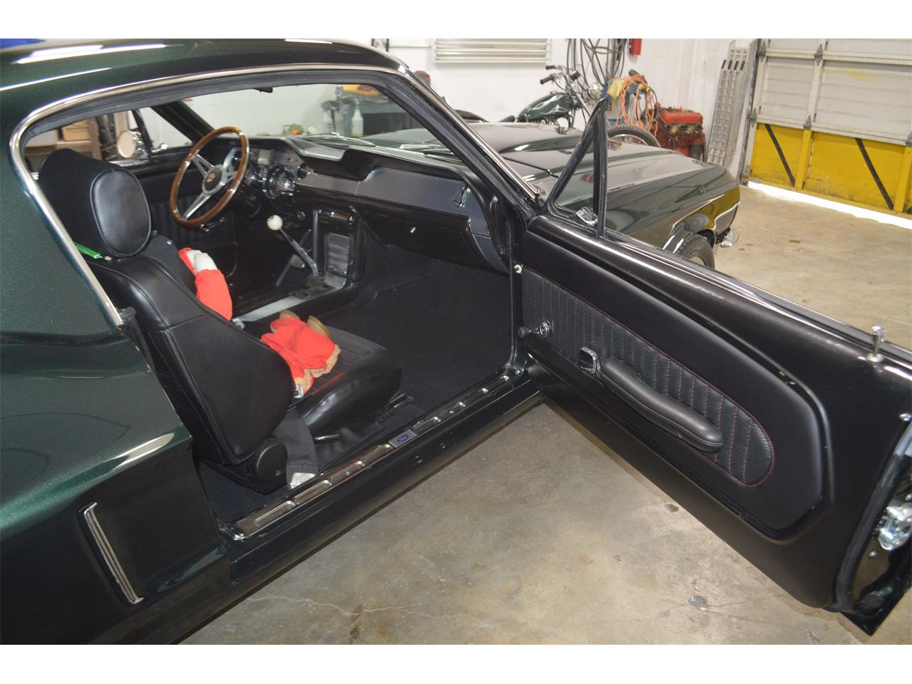 Ford-Mustang-1968-METALIC-GREEN-BLACKRED-STICHING-32