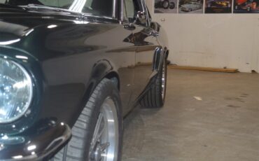 Ford-Mustang-1968-METALIC-GREEN-BLACKRED-STICHING