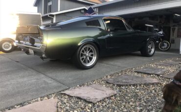 Ford-Mustang-1968-METALIC-GREEN-BLACKRED-STICHING-7