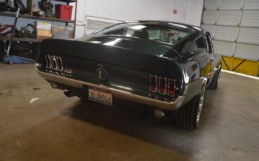Ford-Mustang-1968-METALIC-GREEN-BLACKRED-STICHING-8