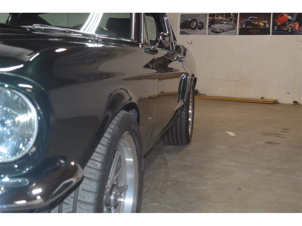 Ford-Mustang-1968-METALIC-GREEN-BLACKRED-STICHING