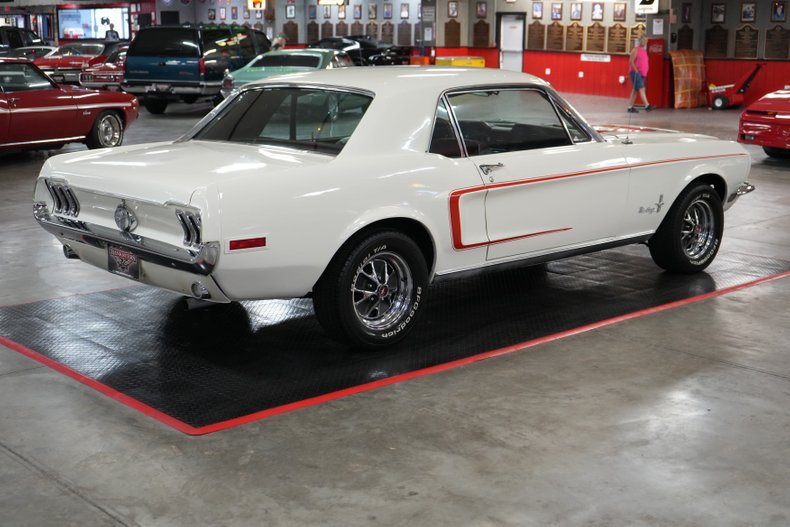 Ford-Mustang-1968-White-Red-4