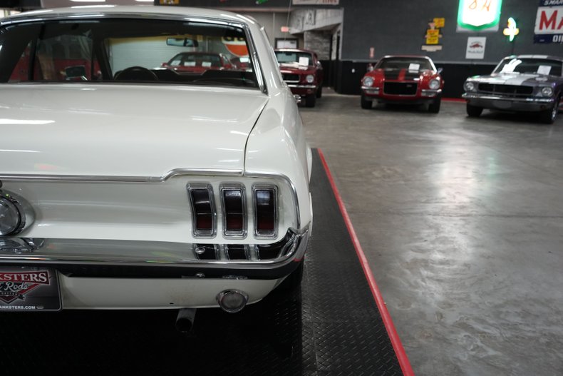Ford-Mustang-1968-White-Red-47