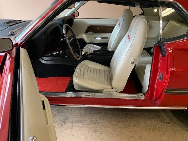 Ford-Mustang-1969-Candy-Apple-RedBlac-WhiteRed-Stripe-Vin-11