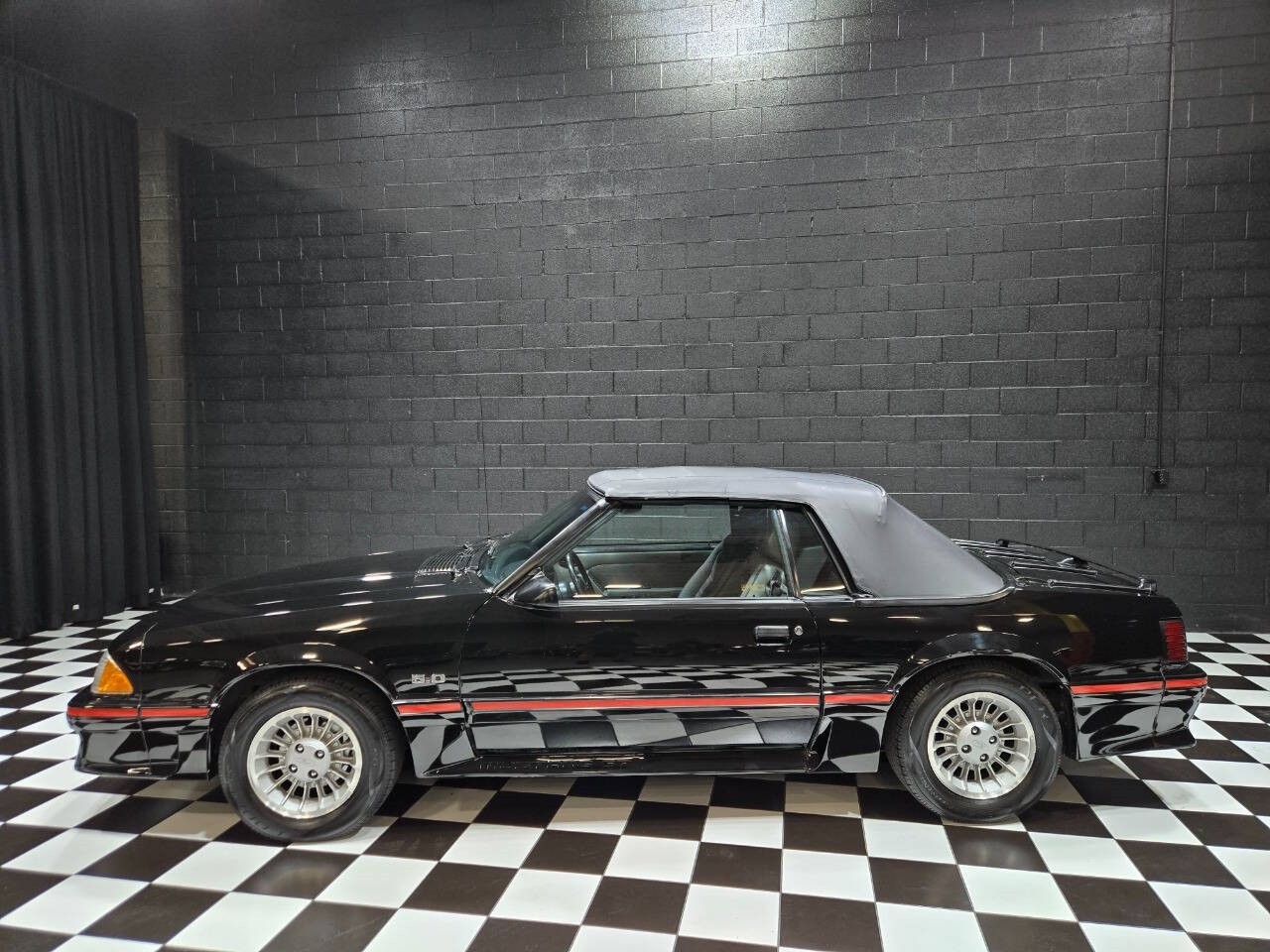 Ford-Mustang-1987-Convertible-3