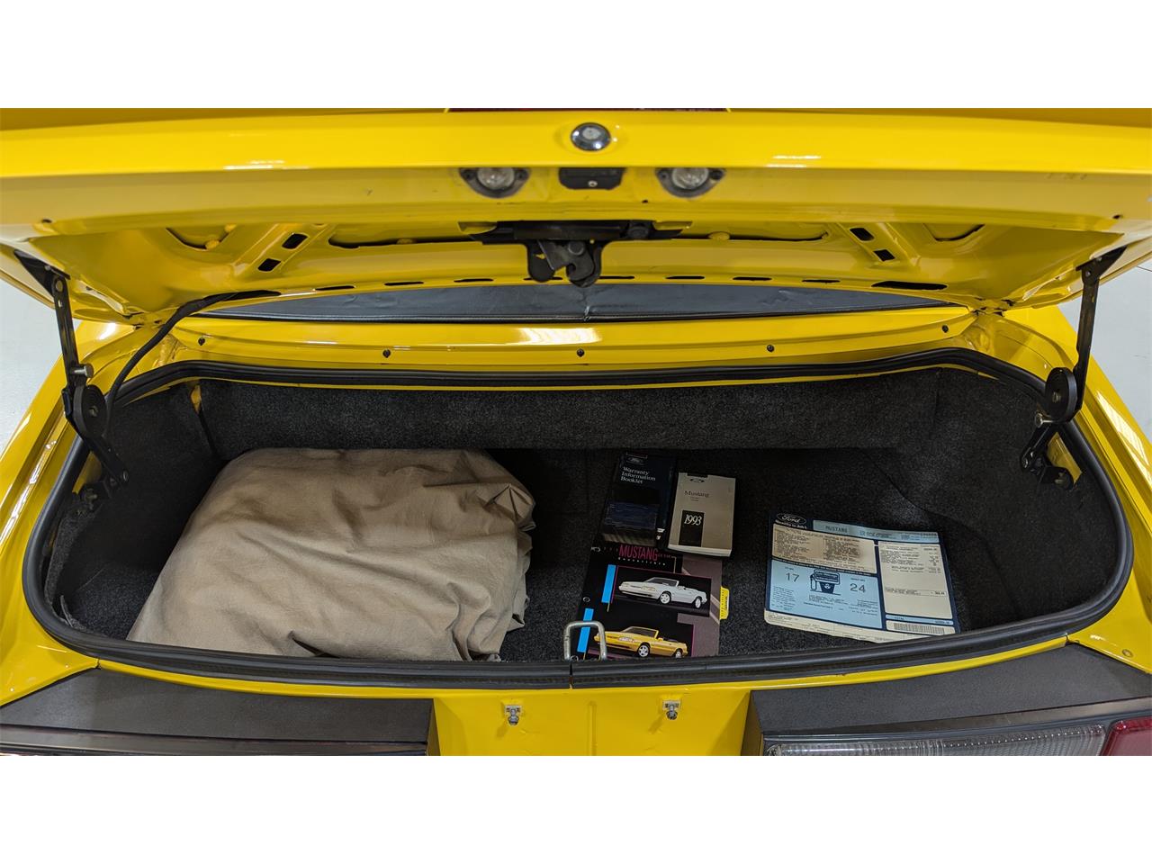 Ford-Mustang-1993-Canary-Yellow-Black-17