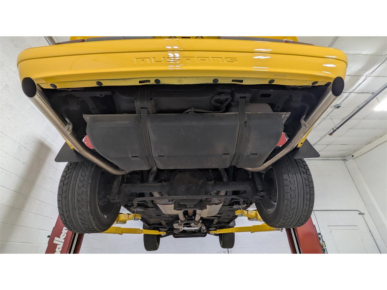 Ford-Mustang-1993-Canary-Yellow-Black-24