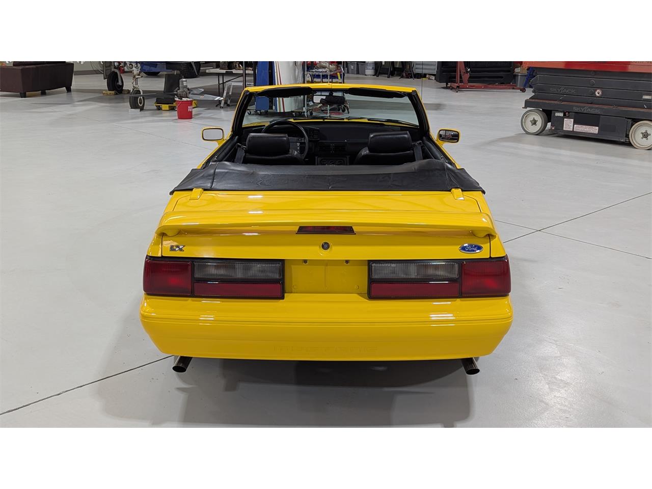 Ford-Mustang-1993-Canary-Yellow-Black-30