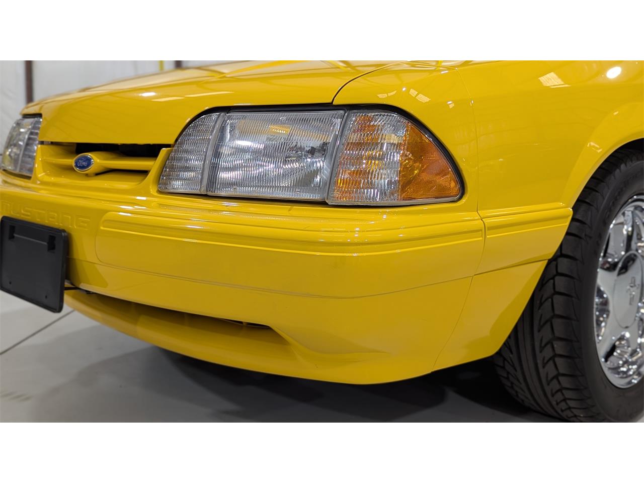 Ford-Mustang-1993-Canary-Yellow-Black-32