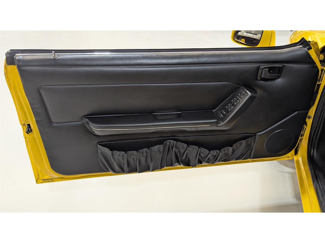 Ford-Mustang-1993-Canary-Yellow-Black-35