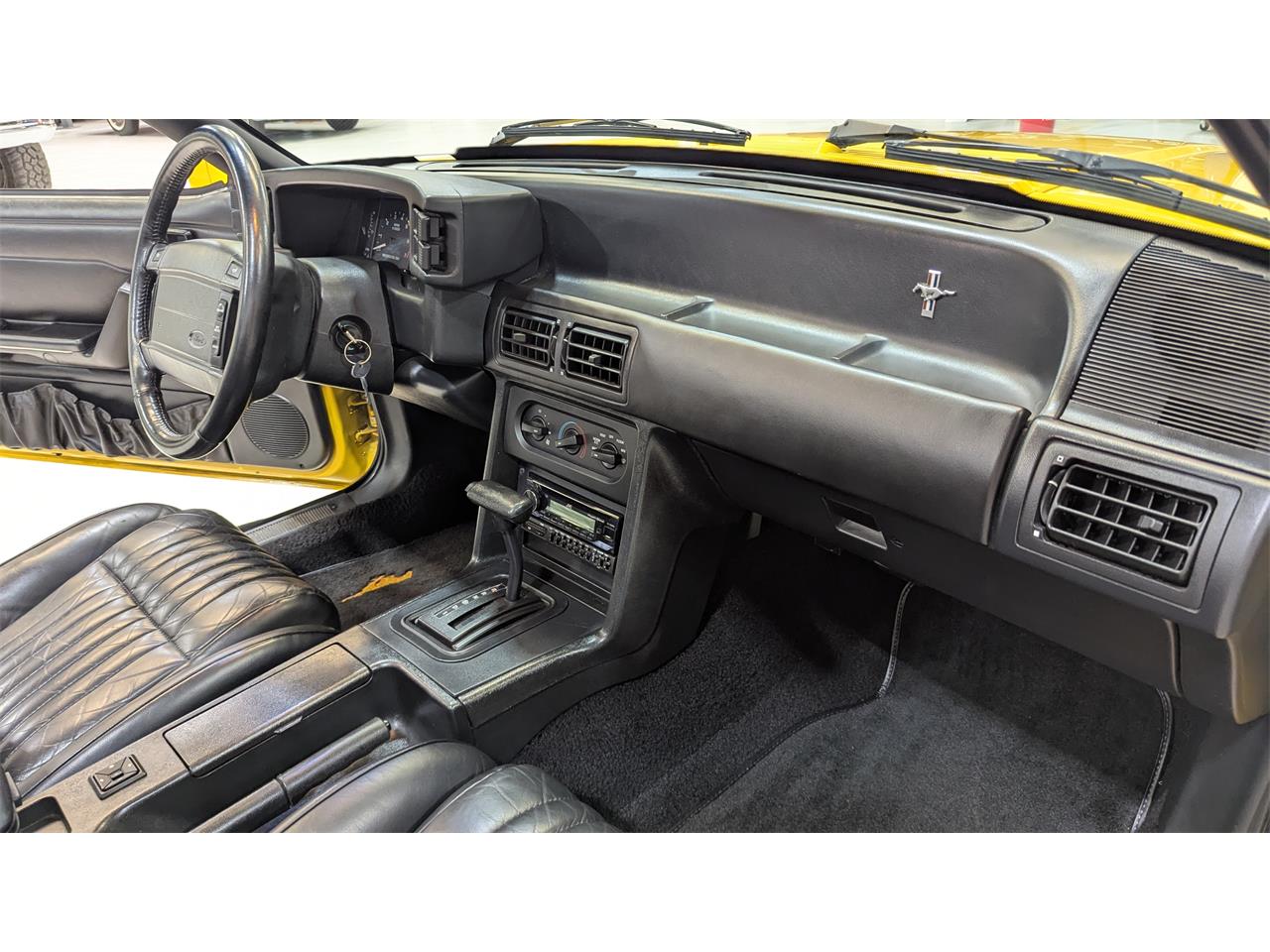 Ford-Mustang-1993-Canary-Yellow-Black-41