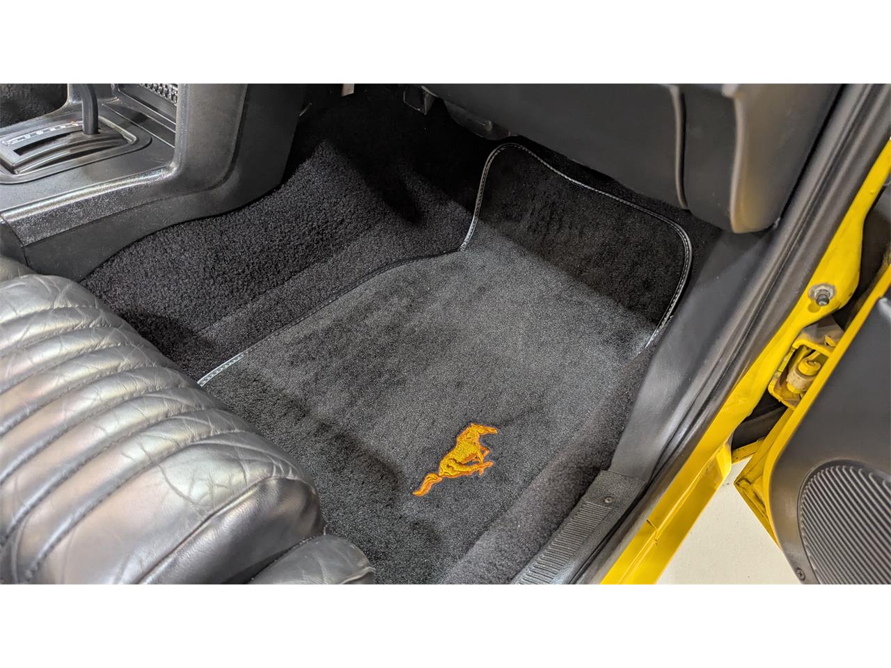 Ford-Mustang-1993-Canary-Yellow-Black-42