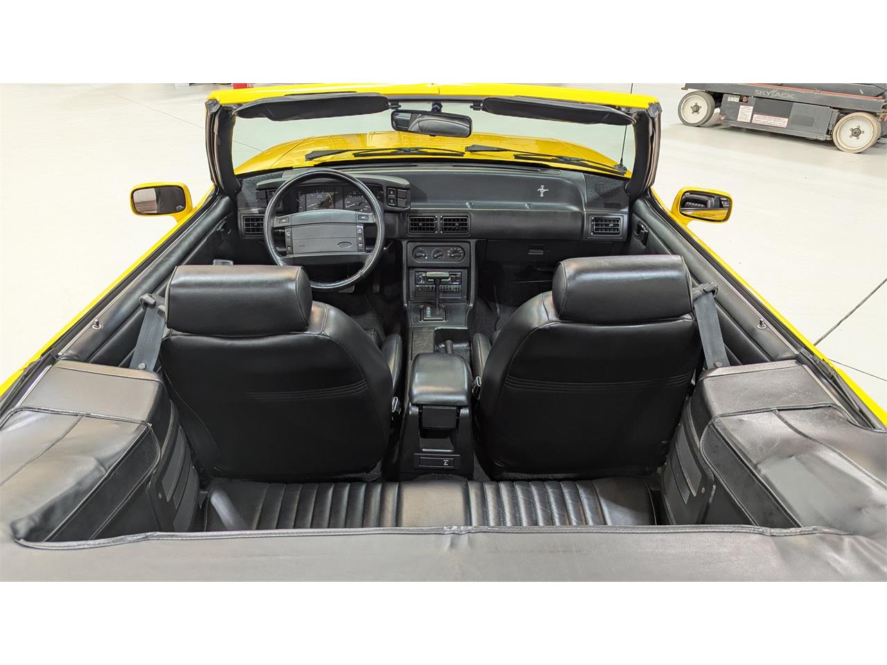 Ford-Mustang-1993-Canary-Yellow-Black-44