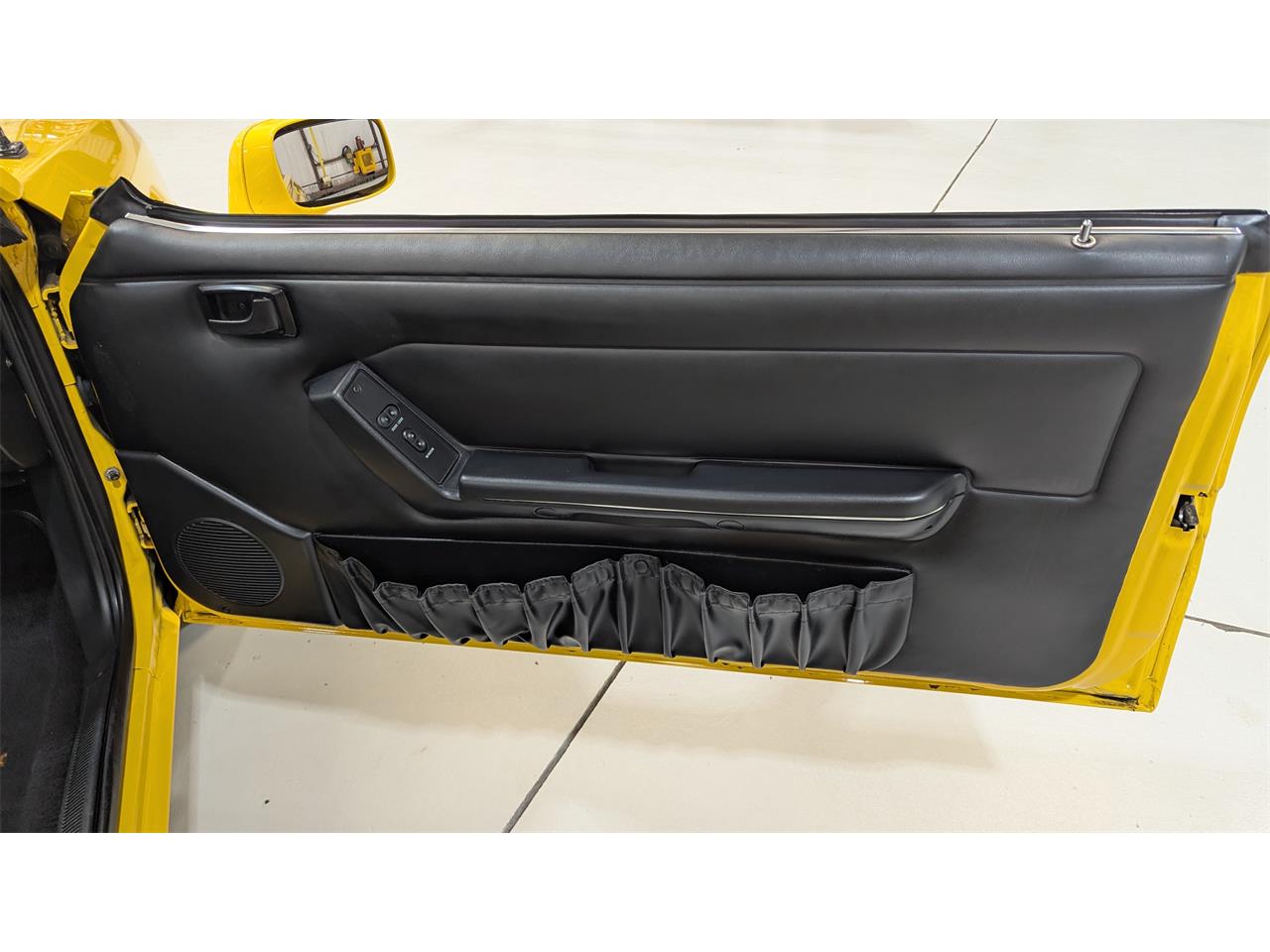 Ford-Mustang-1993-Canary-Yellow-Black-46