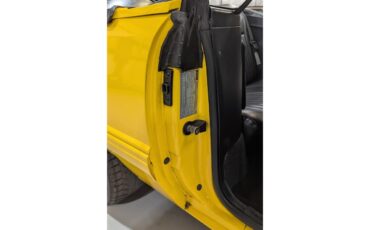 Ford-Mustang-1993-Canary-Yellow-Black-47