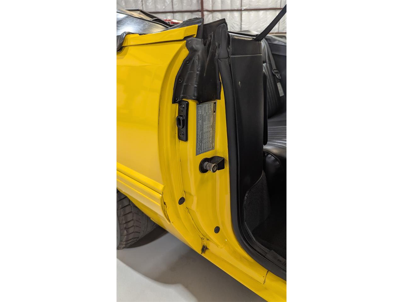 Ford-Mustang-1993-Canary-Yellow-Black-47