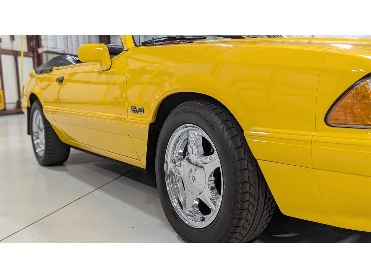Ford-Mustang-1993-Canary-Yellow-Black-51