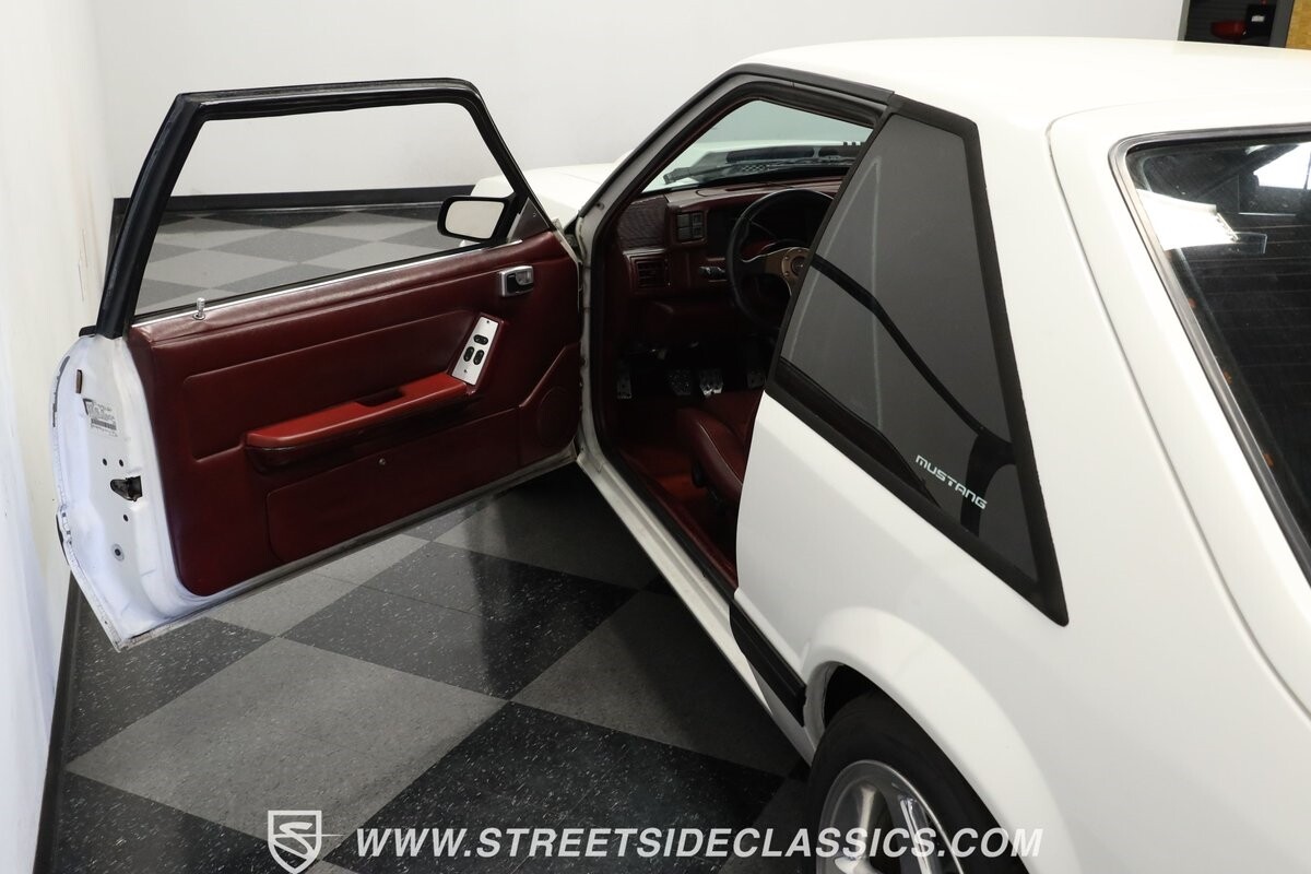 Ford-Mustang-1993-Hatchback-32